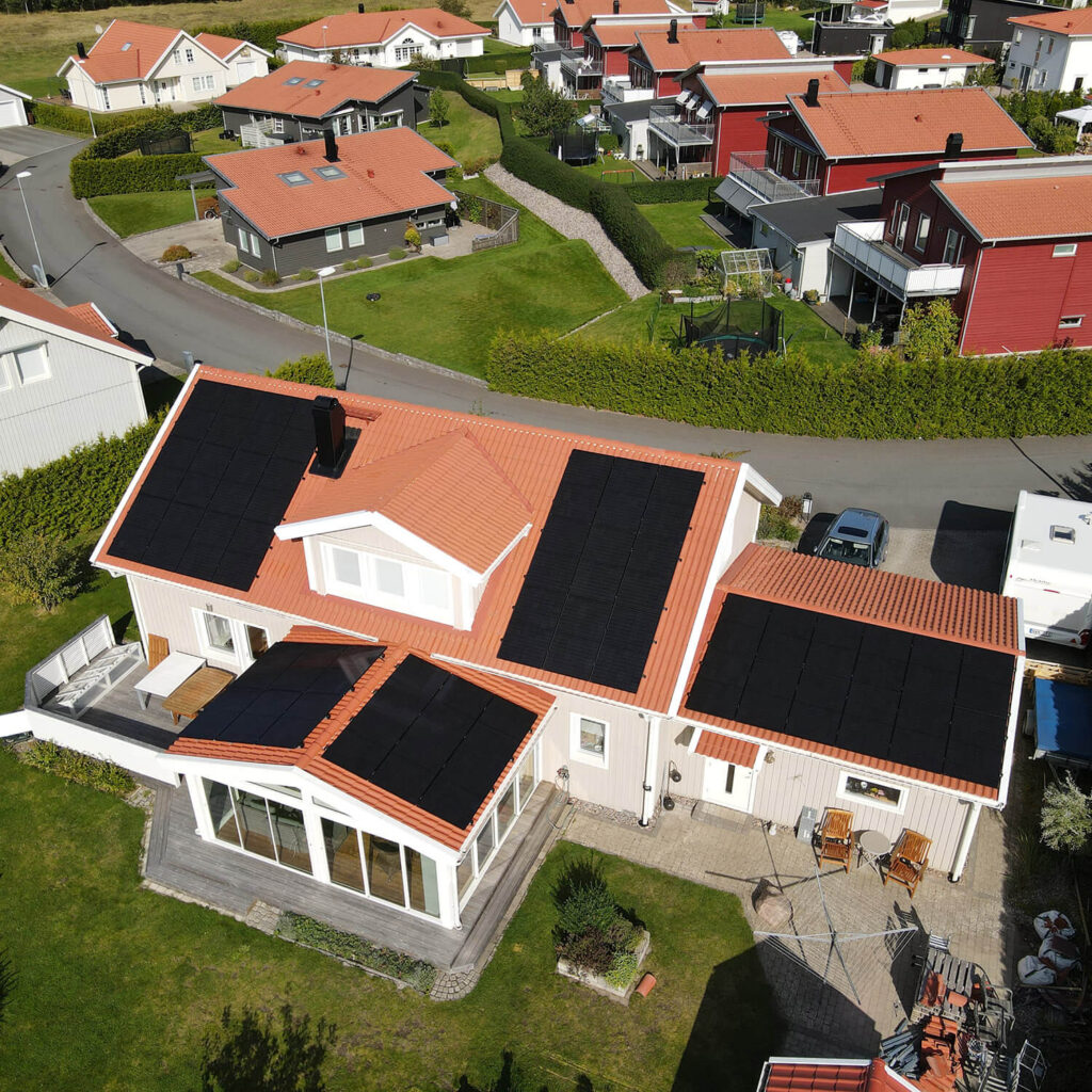 Installation utav solpaneler i Skaraborg